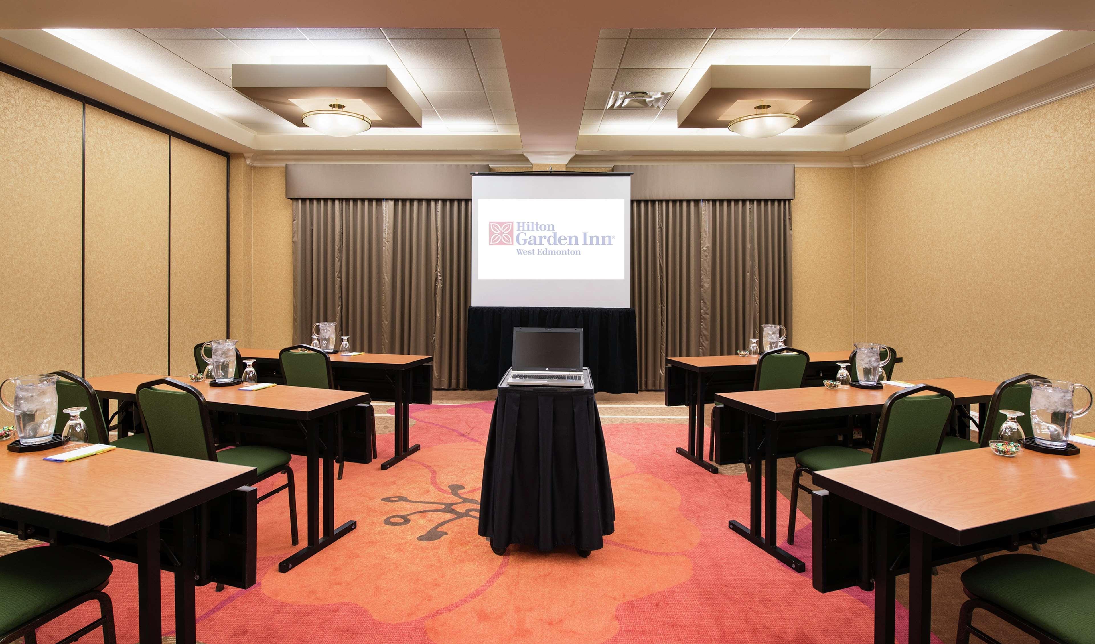 Hilton Garden Inn West Эдмонтон Экстерьер фото
