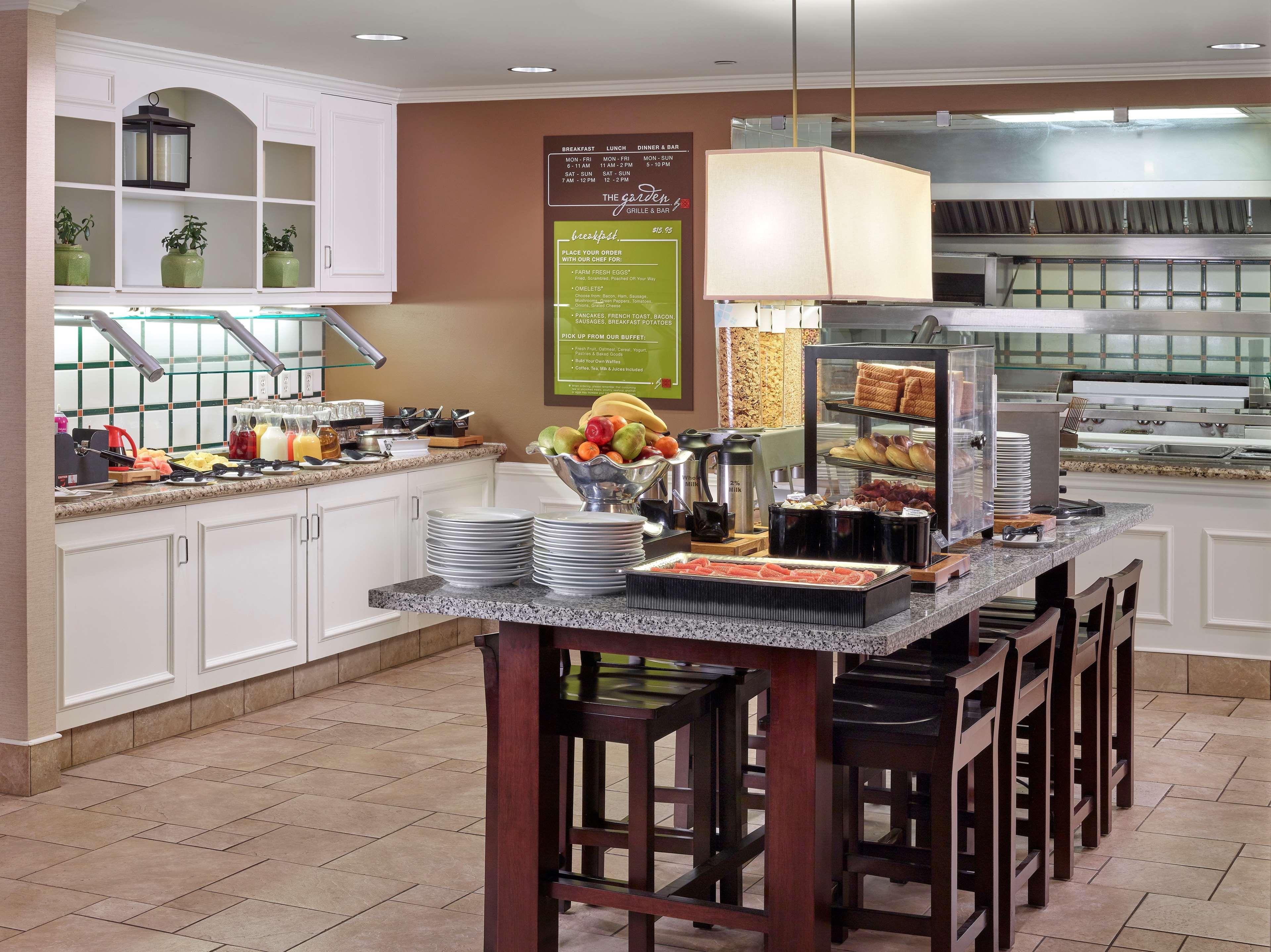 Hilton Garden Inn West Эдмонтон Экстерьер фото