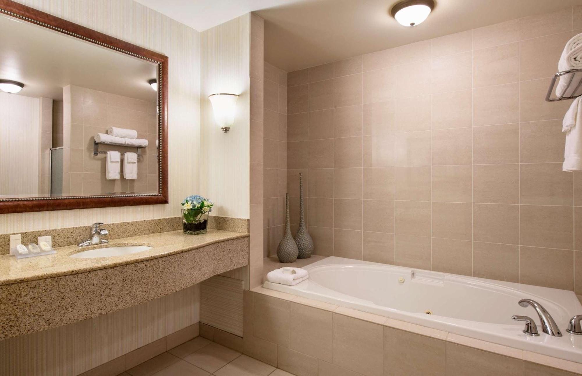 Hilton Garden Inn West Эдмонтон Экстерьер фото